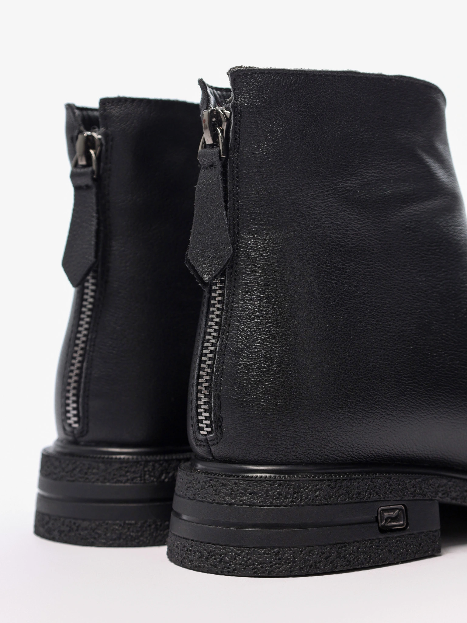 Ботинки черного цвета с декоративной молнией сзади на низком каблуке